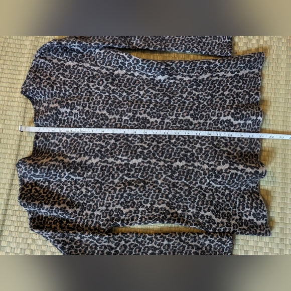 Johnny Was Cheetah Print V-neck Blouse Wool Cashmere Blend Women's Size Small - Picture 6 of 6